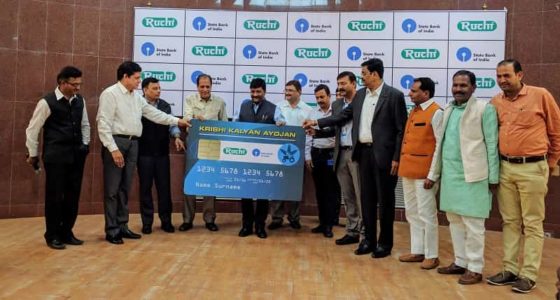 Mr. Rajesh Sonkar, MLA (centre) with Mr. Sushil Doshi (to his left), followed by Mr. Varad Murti Mishra, Additional Collector & CEO Zila Panchayat and Pradeep Koolwal, Global Head of Crushing, Ruchi Soya Industries Limited. Also in the photograph are SBI & Ruchi Soya officials; including a few farmer leaders from MP