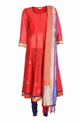 The rich looking embroidered kurta paired with crushed chanderi dupatta with gold print and matching bottom is a classic choice for the evening. The piece is priced at Rs 3,999.