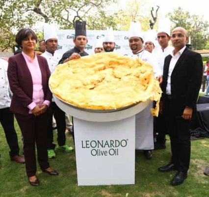 L-R Neelima Burra, CMO, Cargill Foods, Chefs from Quality Restaurant, Mr. Deoki Muchhal, MD, Cargill Foods and  India's Largest Bhatura fried in Leonardo Olive Oil