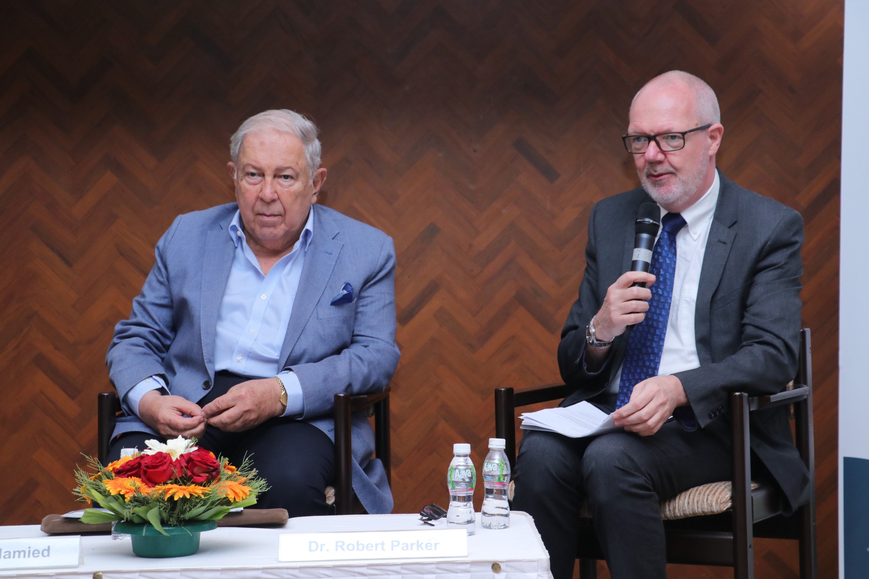 (L to R): Dr. Yusuf Hamied, chairperson of pharmaceuticals company Cipla and Dr. Robert Parker, Chief Executive of the Royal Society of Chemistry at the press meet.
