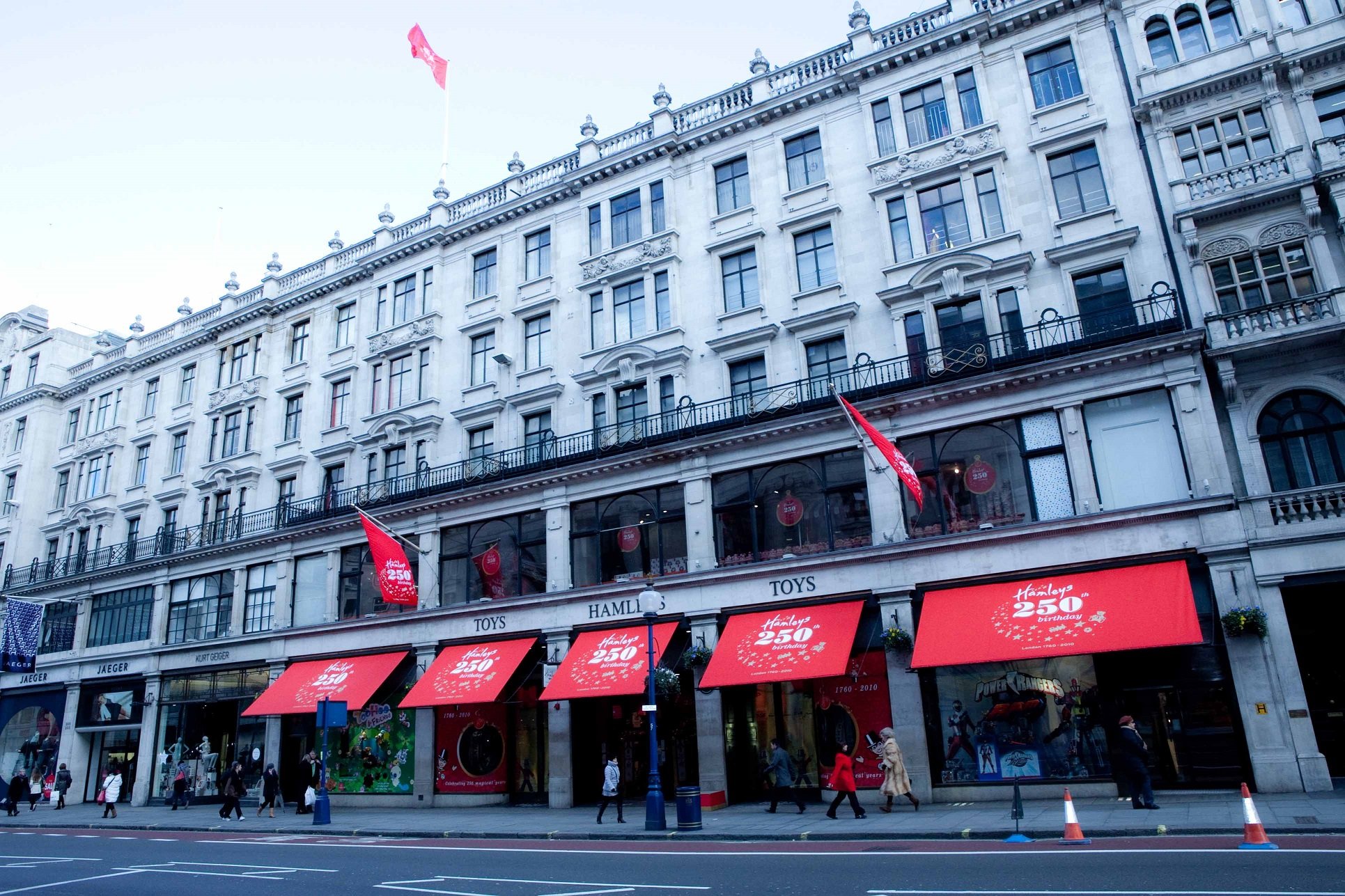 Hamleys london. Hamleys магазин игрушек в Лондоне. Хамлес магазин в Лондоне. Хамлес магазин игрушек Лондон. Хемлис магазин игрушек в Лондоне.