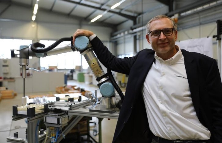 Jürgen Von Hollen, President of Univeral Robots, personally handed over the cobot to VEMA GmbH in Germany